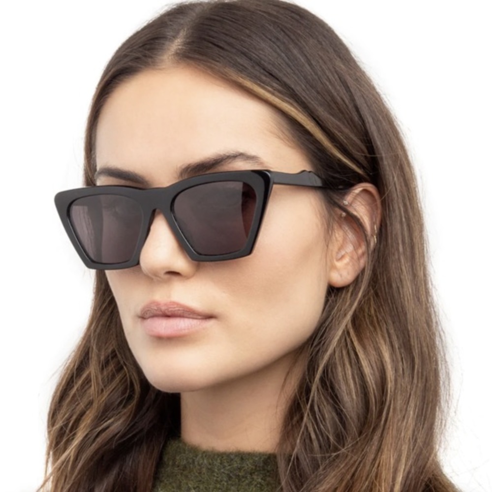 Illesteva Lisbon black sunglasses